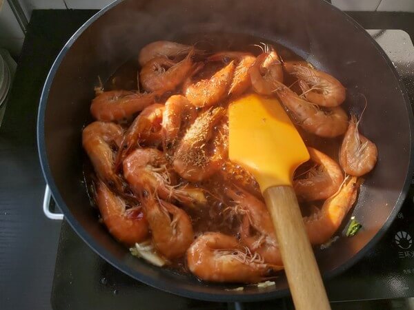 Finally add a little bit of salt and stir-fry evenly.