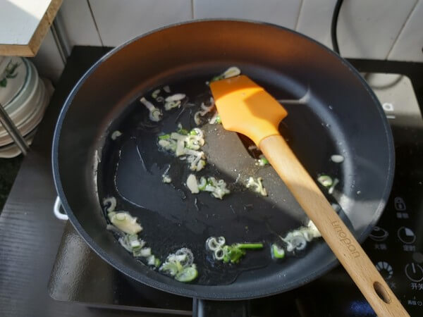 Pour a little oil in the pot,