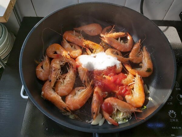 Then add tomato sauce, sugar, soy sauce directly to the pot,