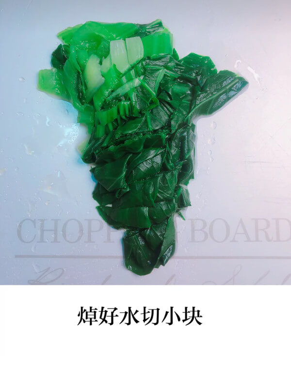 Then cut the boiled rape into small pieces, as shown in the figure below.