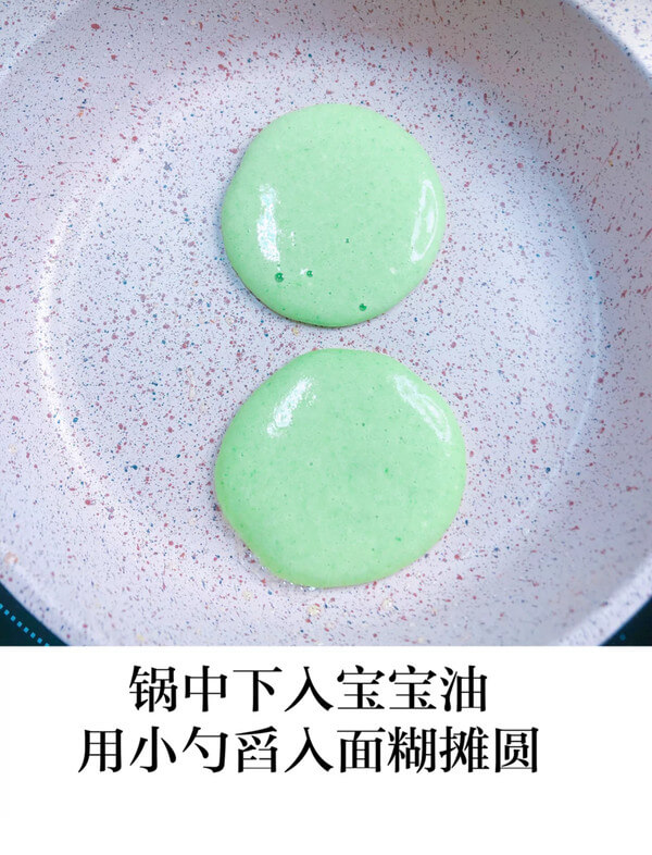 Then put the right amount of edible oil in the pan,