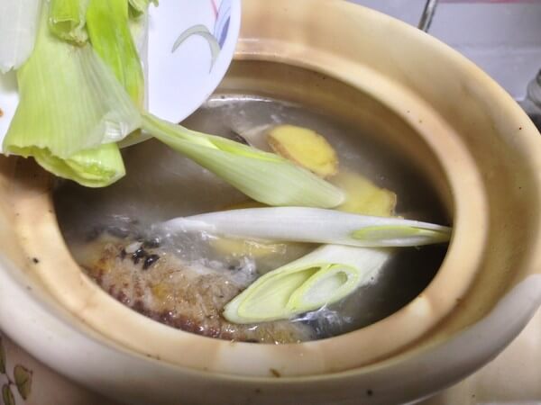 Add onion, ginger, white vinegar, white wine, and white pepper to boil.
