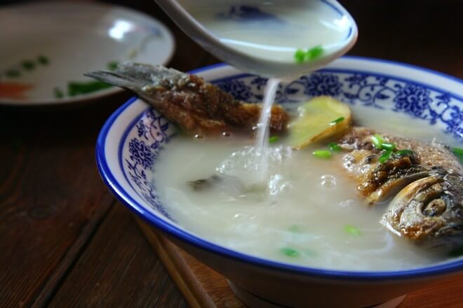 It's time to drink, just add salt and other seasonings into your bowl and pour into crucian carp soup.