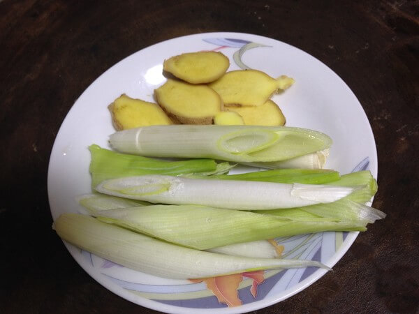 Sliced shallot, sliced ginger