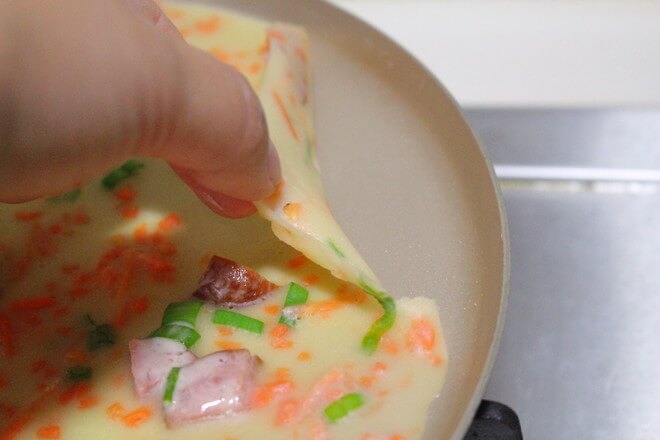 When the edge can be lifted, you can get out of the pot
