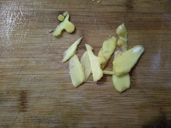A small piece of ginger peeled, washed and sliced.