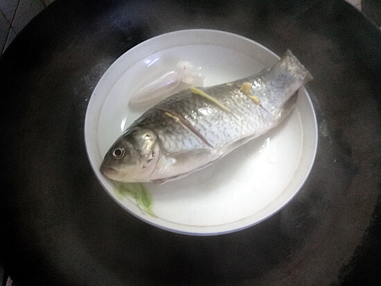 After the water boils, put the fish, cover the pot, and steam for seven or eight minutes.