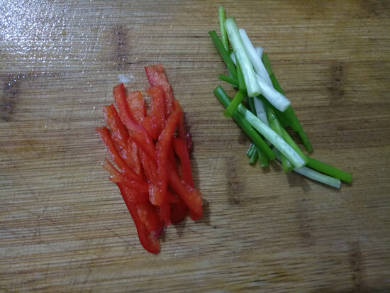 When steaming fish, prepare a little green onion and shred a small piece of red pepper.