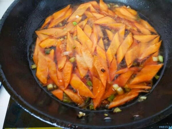 Add a little soup and season with salt