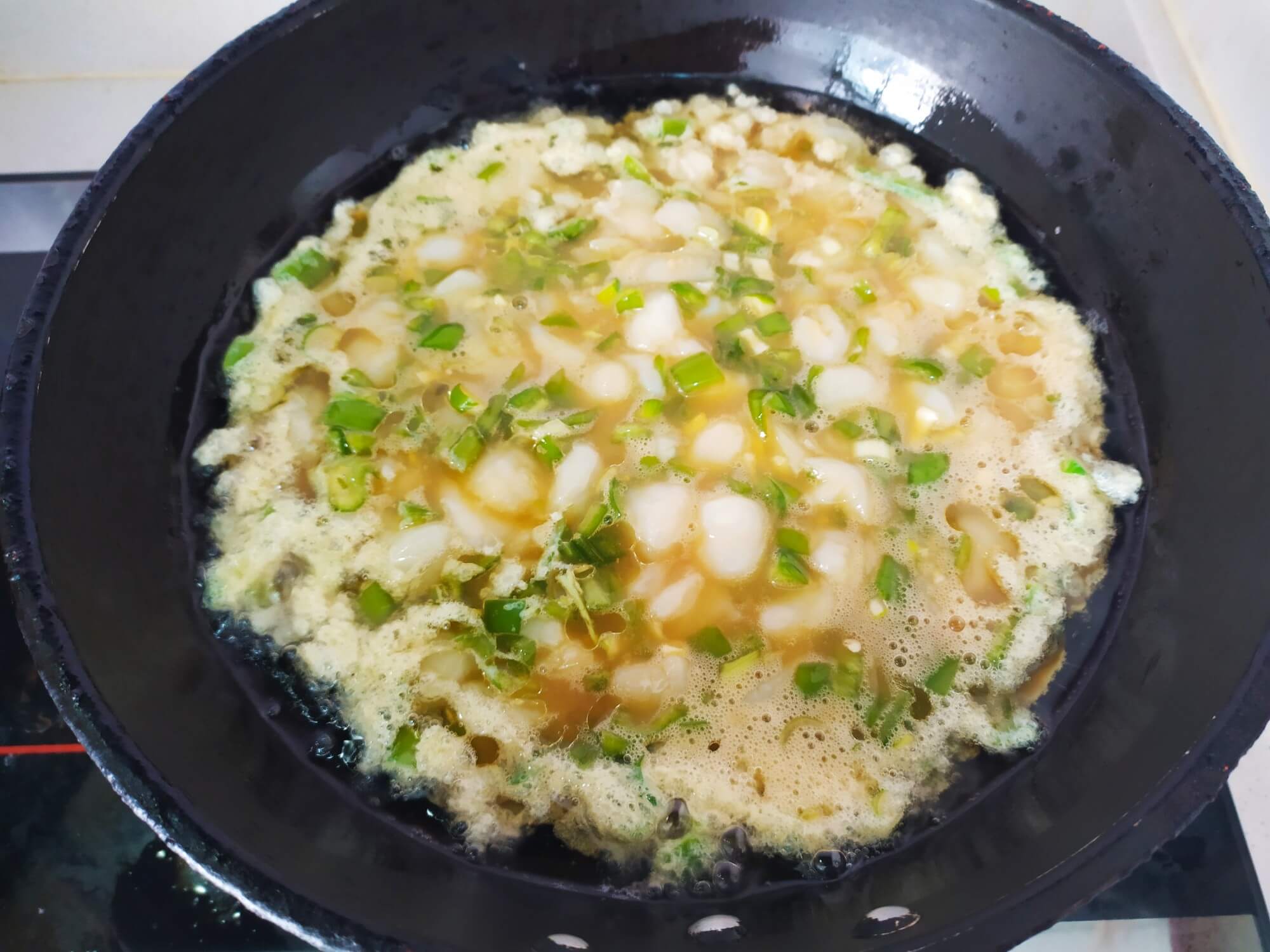 Put oil in the pot and pour the egg liquid
