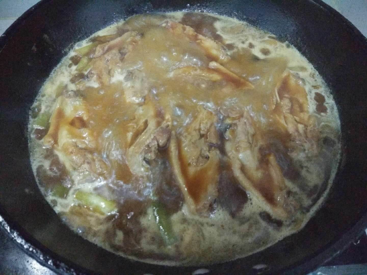 Bring to a boil, simmer over low heat.