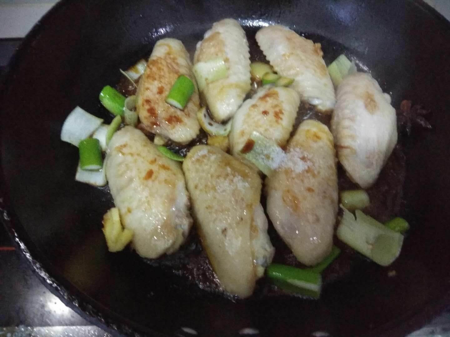 Put onion ginger and star anise, add soy sauce and old soy sauce.
