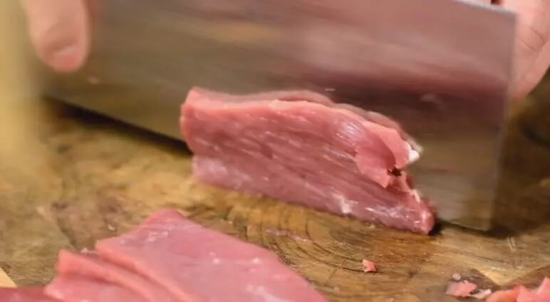 Hang peppers to cut circles and beef slices for use