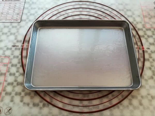 Apply a layer of oil to the bottom of the container for steamed sausage