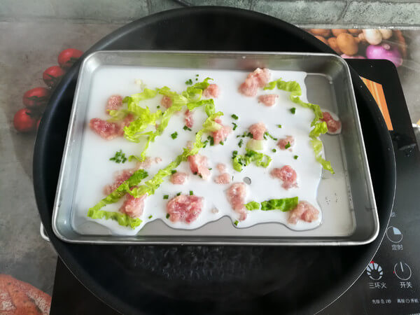 Put the semi-finished intestine powder into a pot boiled in water and steam over high heat.