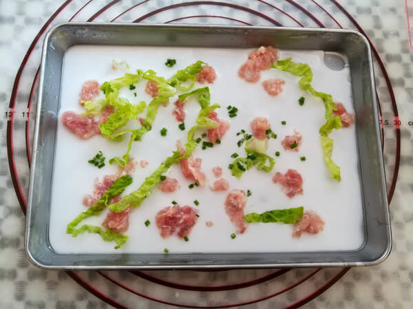Sprinkle with minced meat, greens and green onions