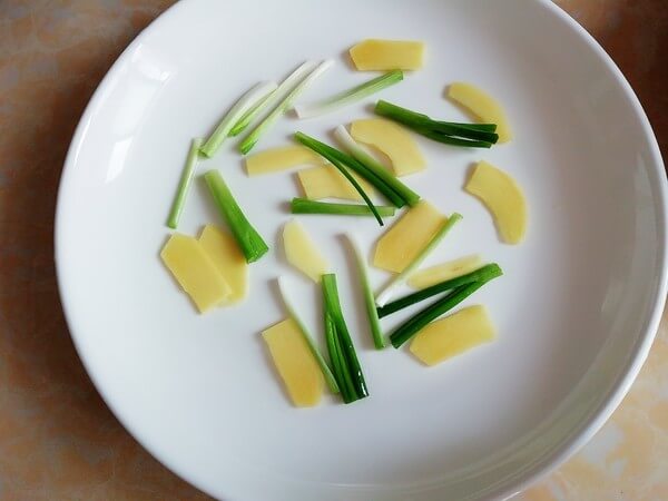 Cut the green onion segments and ginger slices into the plate