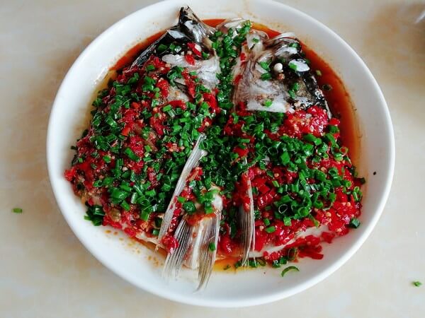 Take out the steamed fish head,