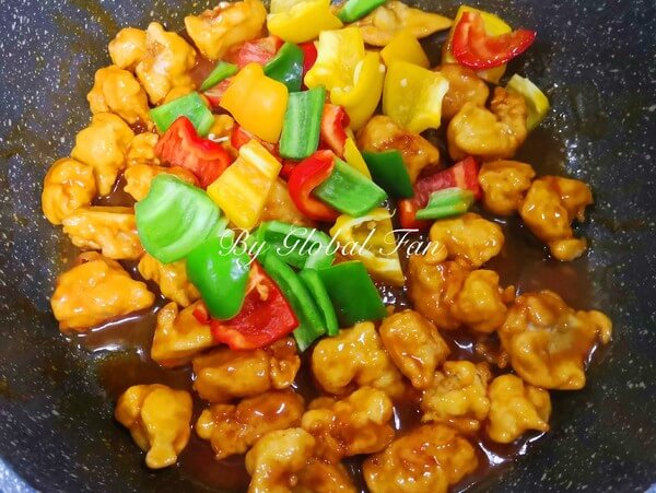 Add the prepared green pepper and colored pepper pieces, stir fry evenly.