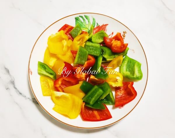 Cut the green pepper and color pepper into pieces and set aside.