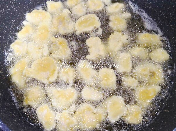 Heat the oil in the pan over low heat.