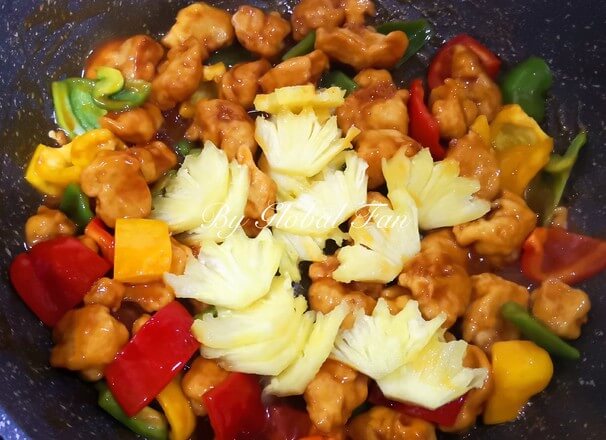 Put in the prepared pineapple, stir fry quickly to even out the pan and set the plate.