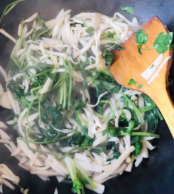 Pour cilantro and stir-fry for a long time.