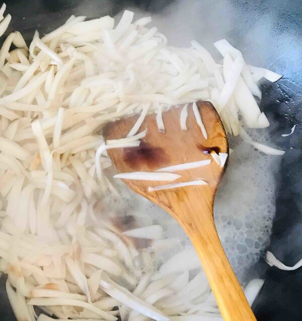 Pour in an appropriate amount of oyster sauce