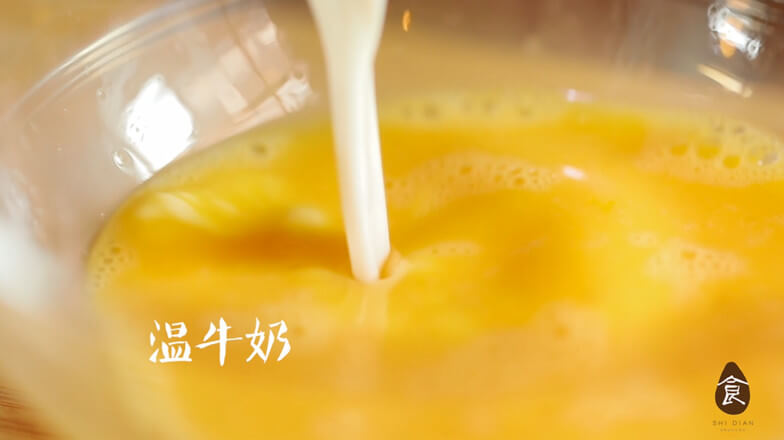 Add warm milk to the egg liquid, pay attention to the milk must be warm~