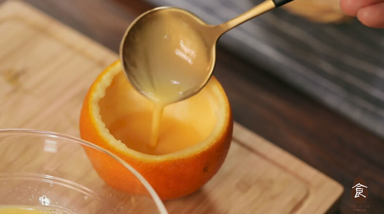 Fill the mixed egg liquid into orange, just eight times full