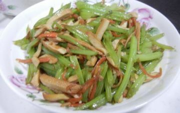 A pot of fragrant carrot shredded celery and dried tofu!
