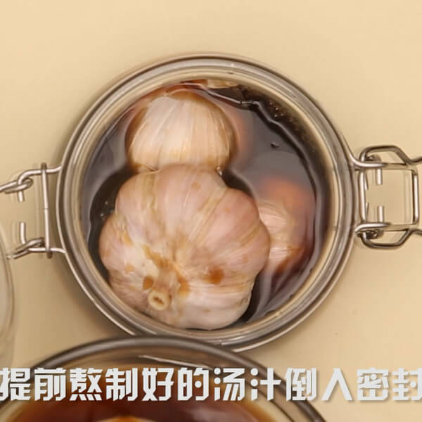 Put the garlic in the sealed jar and pour the pre-cooked soup into the sealed jar