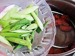 Put the garlic seedlings and blanched, cool and set aside.