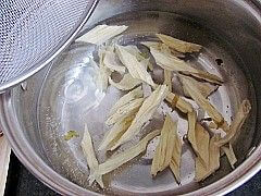 Simmer the yuba in boiling water for 1 minute,