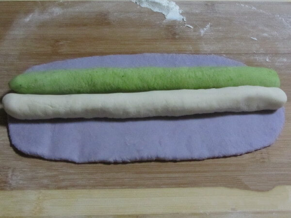 Knead the three dough into strips.