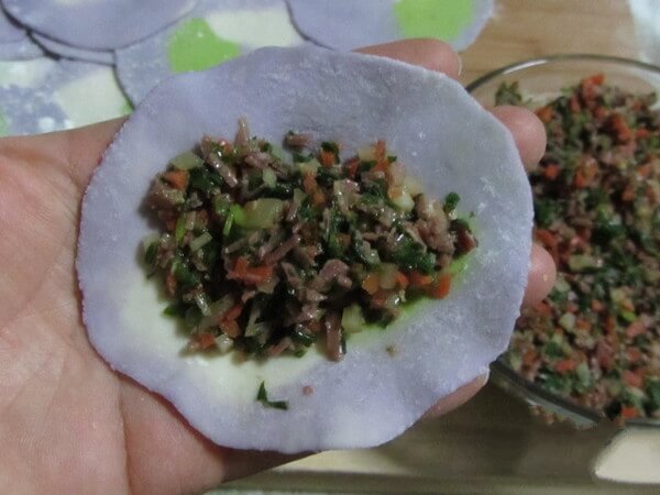 Put a proper amount of meat filling