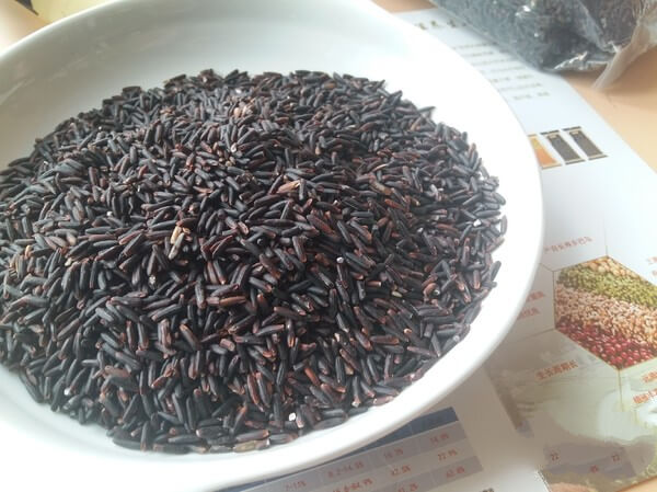 Prepare 150 grams of black rice.