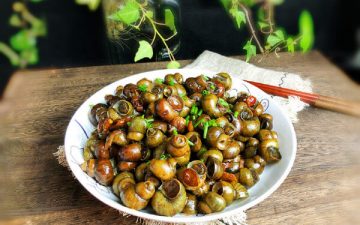 Sprinkle with chopped chopped green onion.Can be put out of the pan