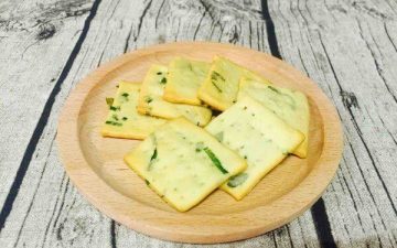 Sugar-free spring onion soda crackers