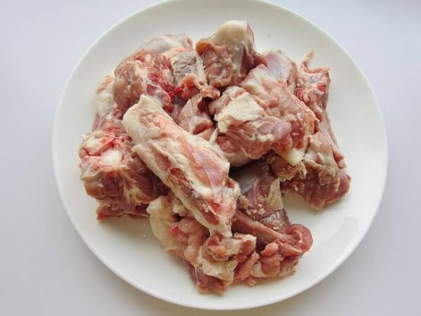 Wash and cut the leg of lamb