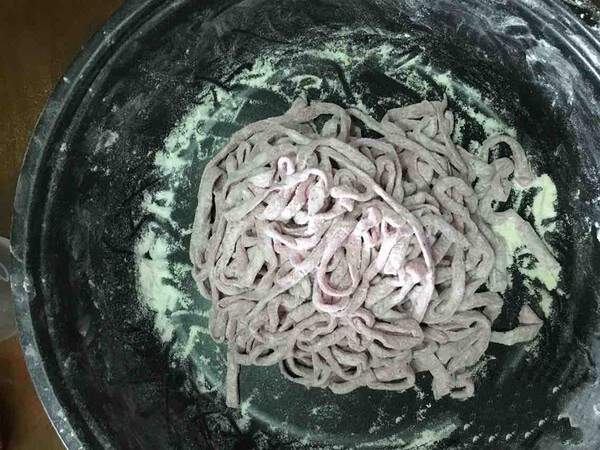 Sprinkle flour on the noodles