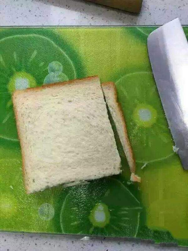 Cut off the edge of the toast