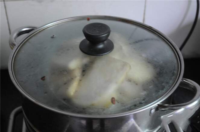 Put taro into a container
