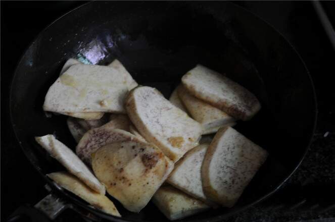Stir fry the taro