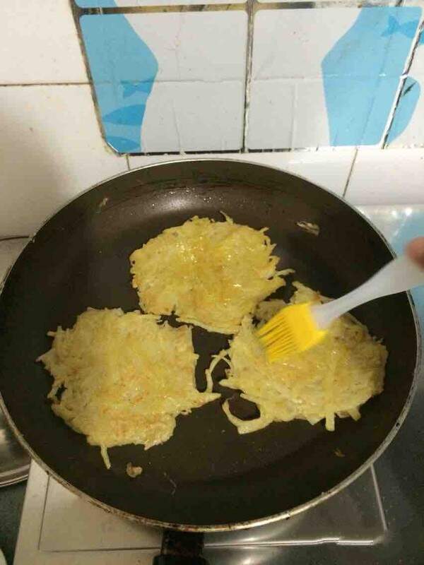 Brush the oil in the pan
