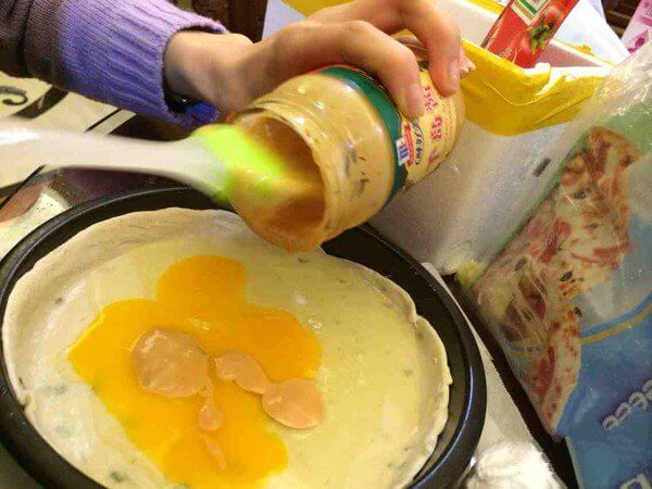 Add proper amount of thousand island sauce